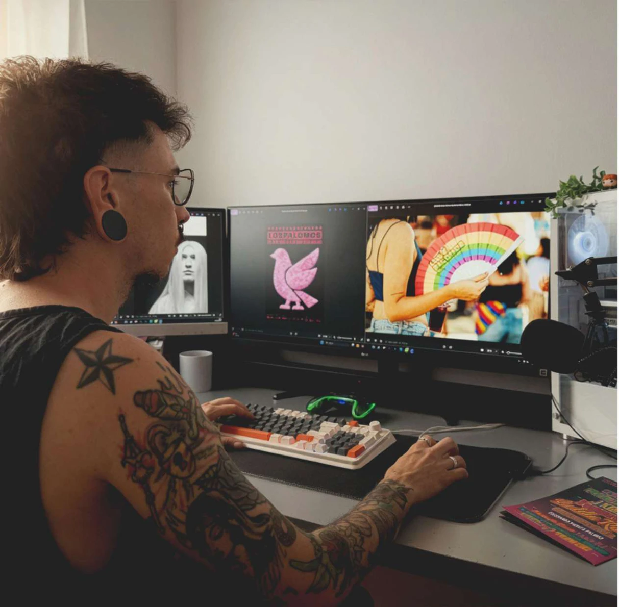 Diego trabajando en su estudio de diseño