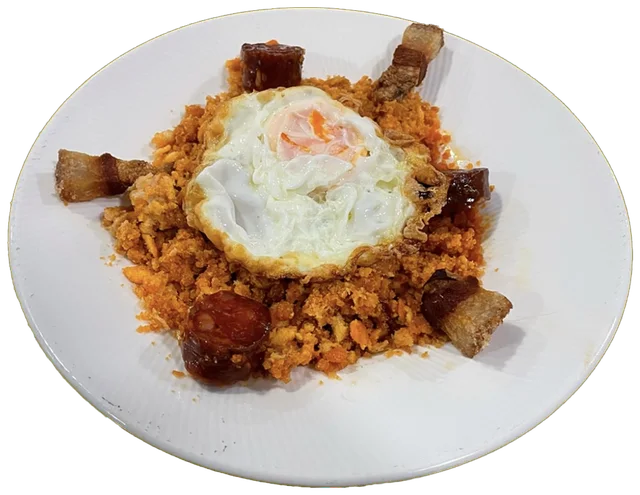 Migas extremeñas con huevo, chorizo y torreznos