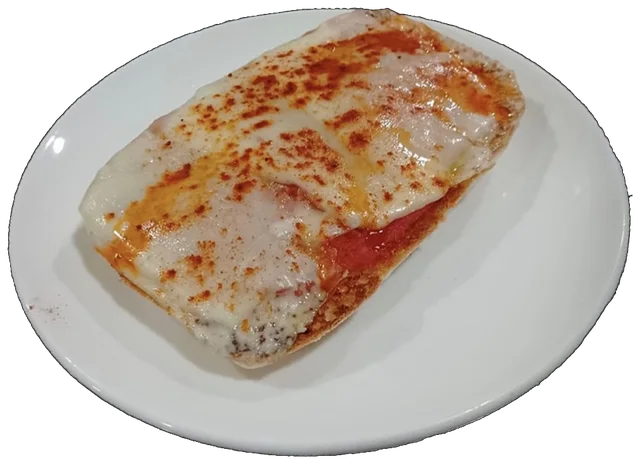 Tostada de tomate natural, queso, aceite y pimentón de la Vera