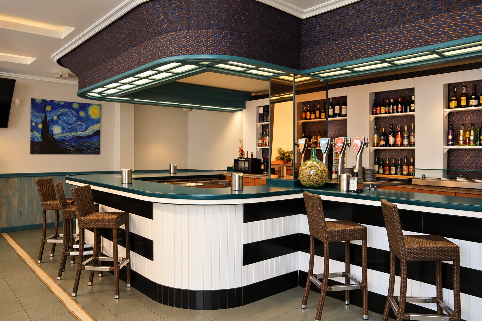 Barra de la cafetería con taburetes altos, frente de madera a rayas y botellero al fondo.