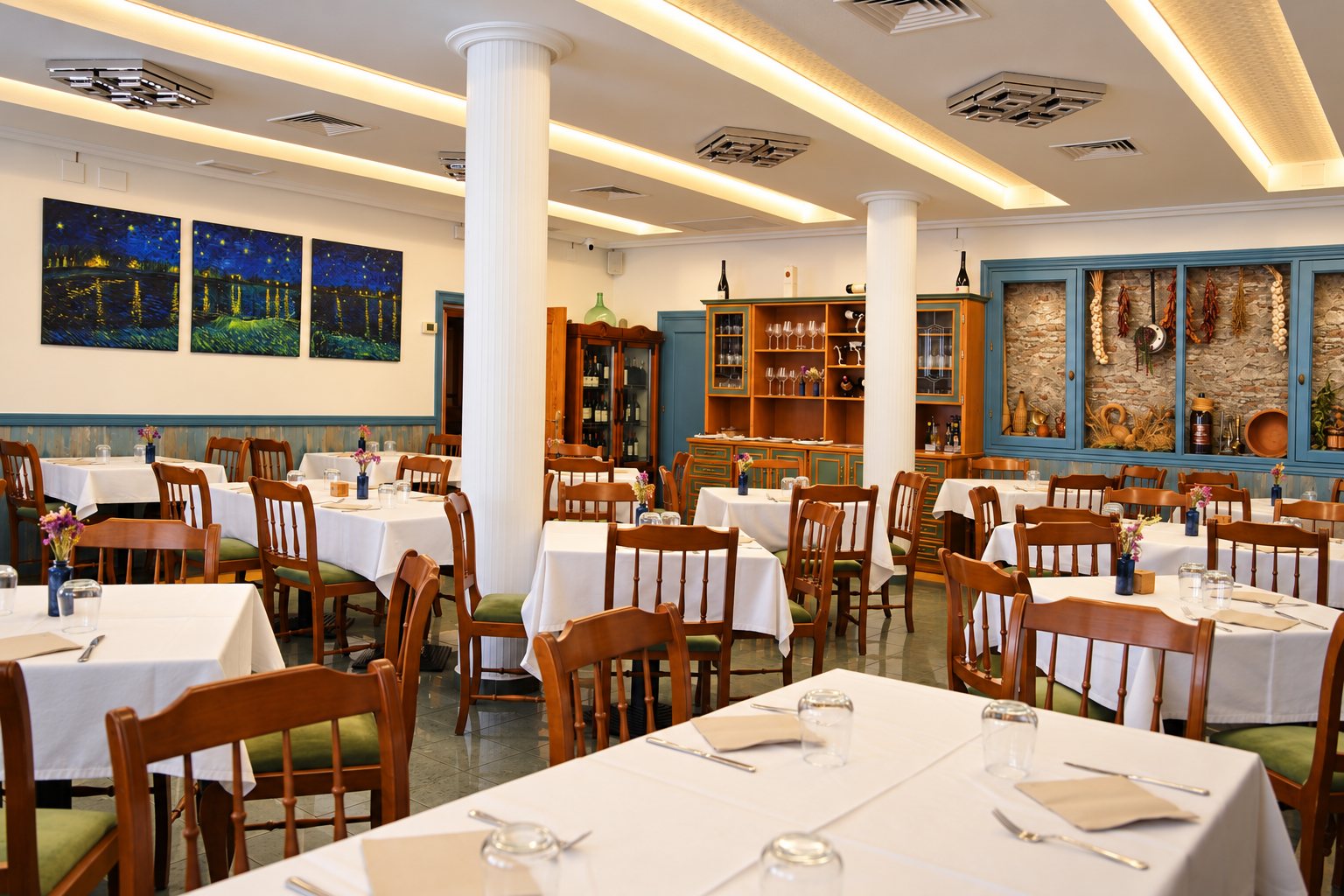 Comedor de La Palmera con mesas de mantel blanco y columnas.